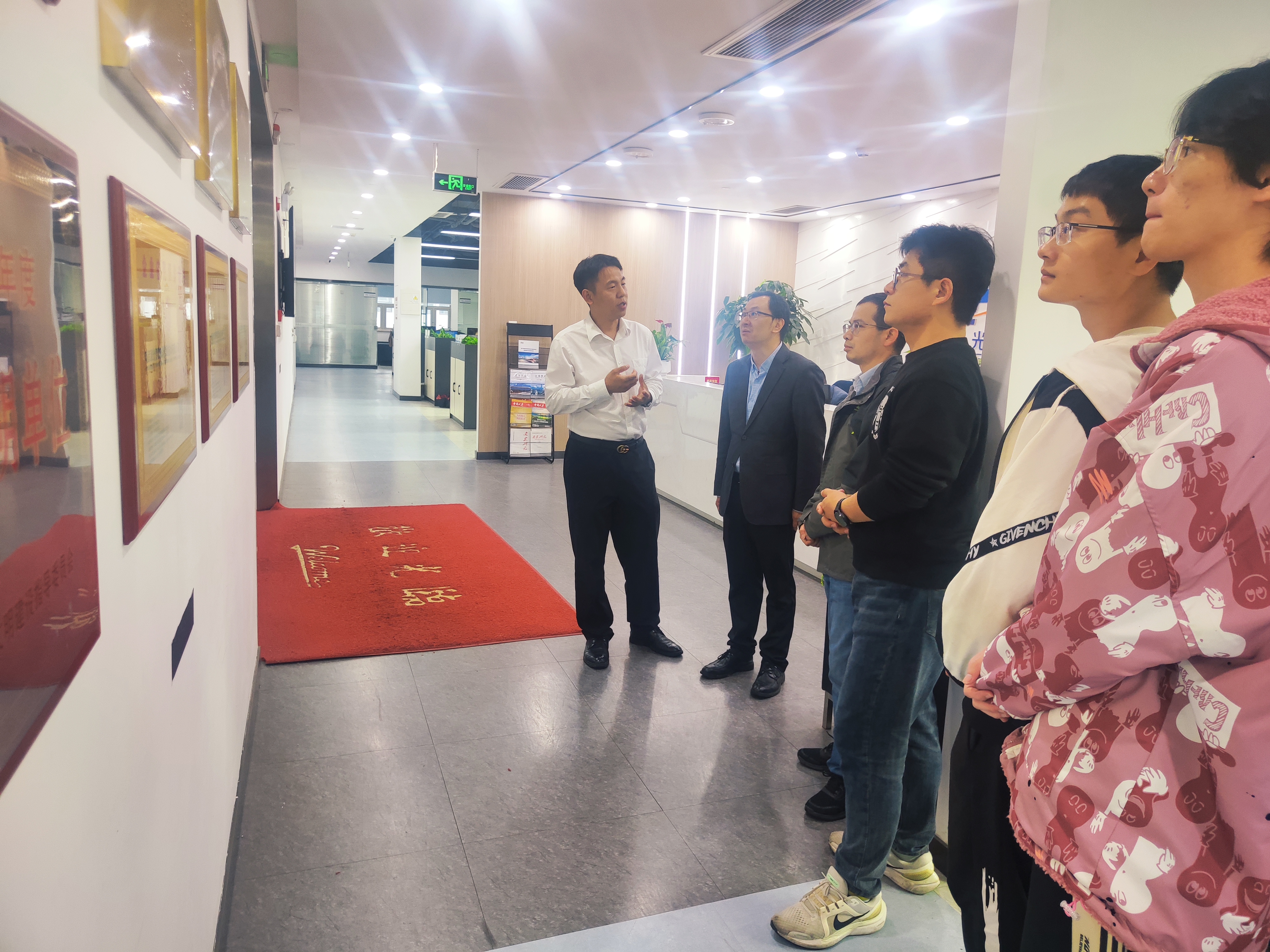 参观科研技术展厅 参观科研技术展厅