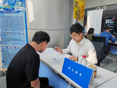 辅导员李锦给毕业生做简历指导 辅导员李锦给毕业生做简历指导